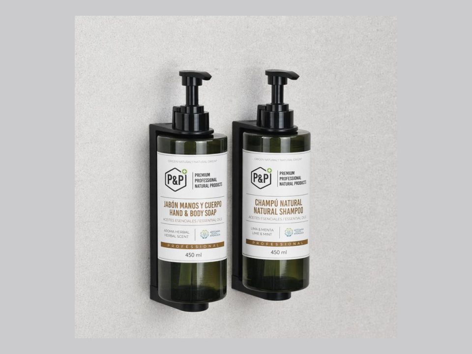 Zwei P&P 450-ml-Flaschen, an der Wand gehalten von schwarzen LA PRO II Halterungen