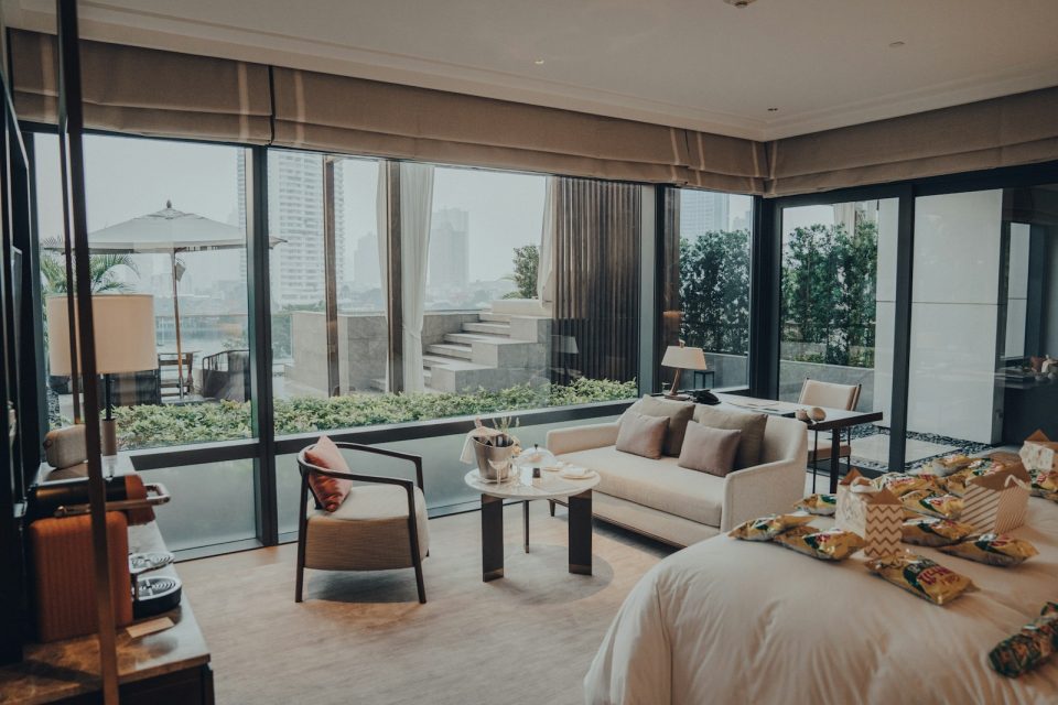Suite de hotel de lujo con vistas a la ciudad y terraza